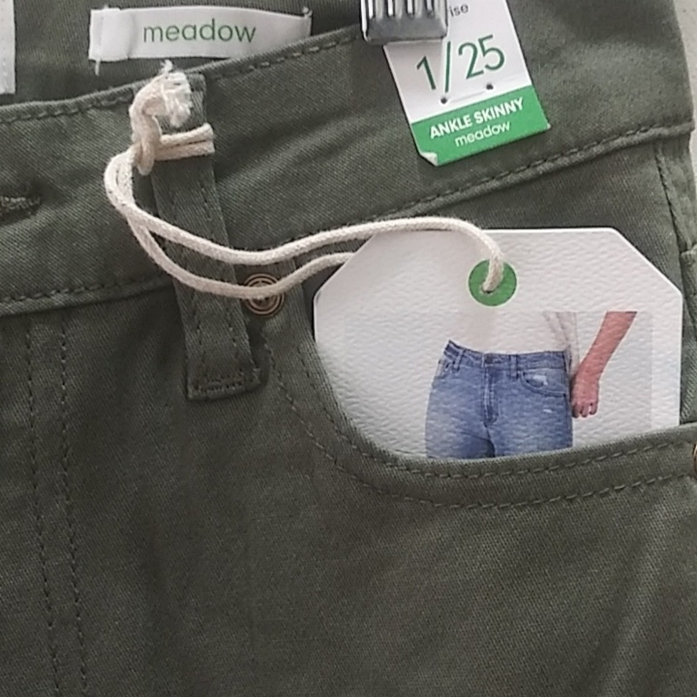 RE Generation Beautiful fitting ladies jeans. Size 1 - Picture 5 of 7